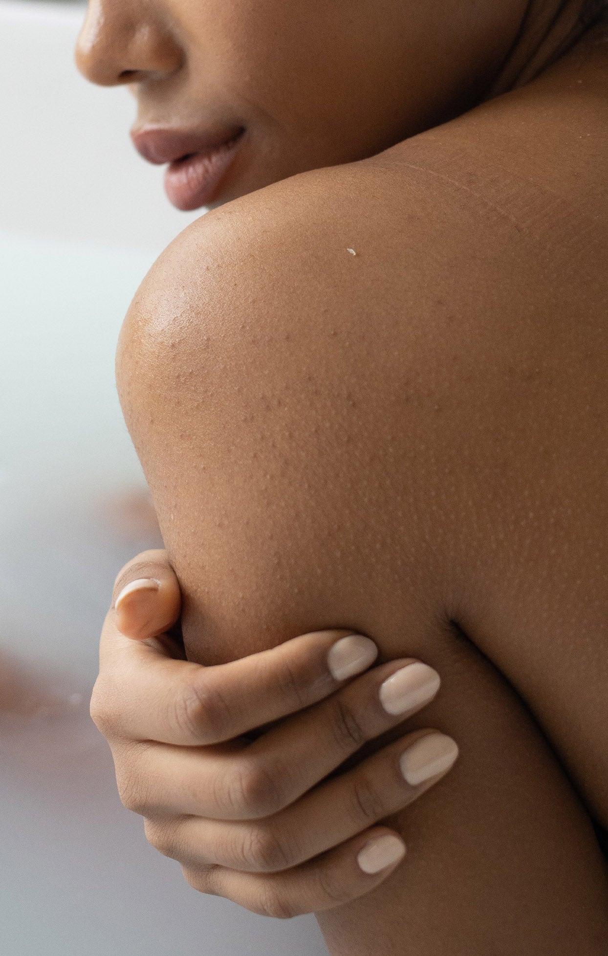 最適合手臂的護膚品：如何收緊、軟化和治療皺紋皮膚